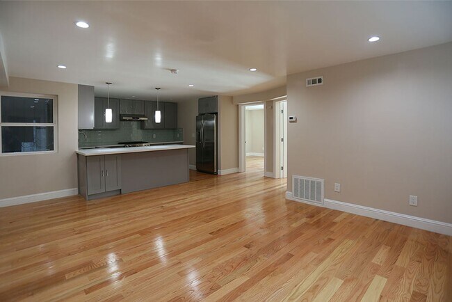 Foto del edificio - OPEN HOUSE: Thursday(2/15)6:40pm-7pm Large...