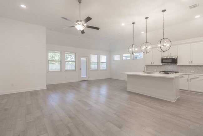 Building Photo - 124 Shagbark Trl