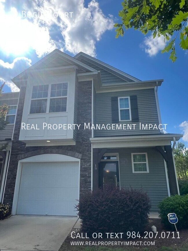 Building Photo - 3 Bedroom 2 Bath End Townhome located in Q...
