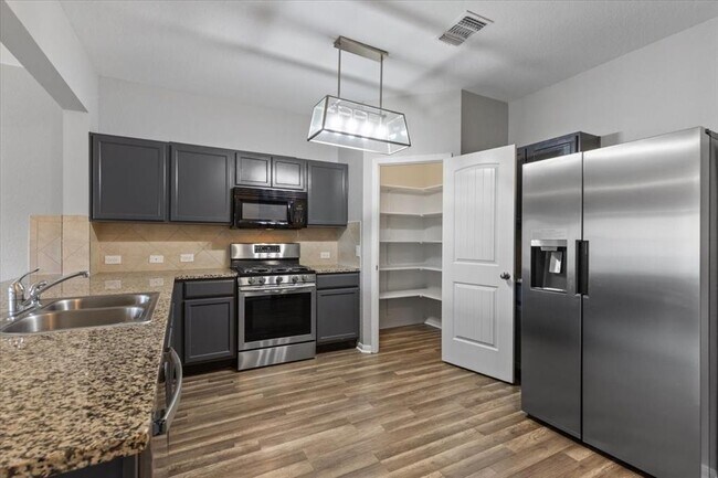 Building Photo - 725 Luna Vista Dr