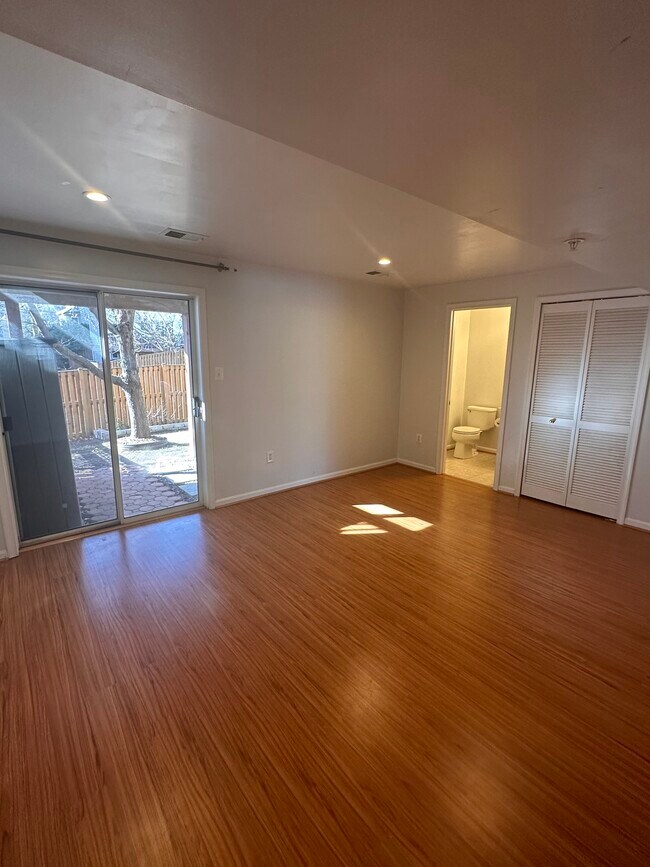Foto del edificio - 5830 Shady Oak Ln