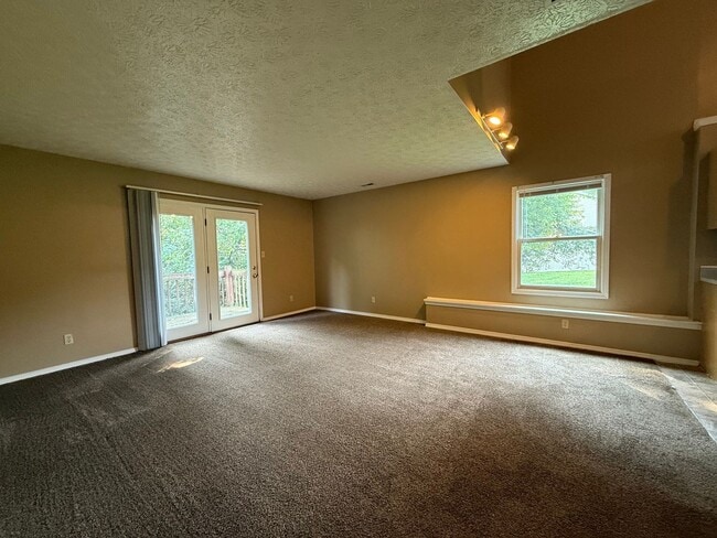 Building Photo - 3 bedroom, 2 bathroom duplex on Bloomingto...