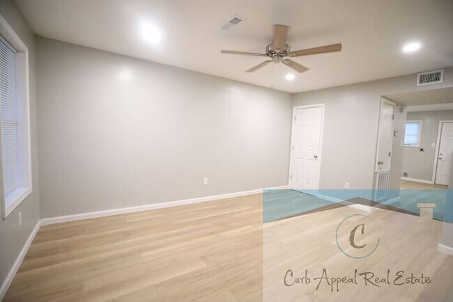 Building Photo - Fully renovated 2 bed 2 bath townhouse