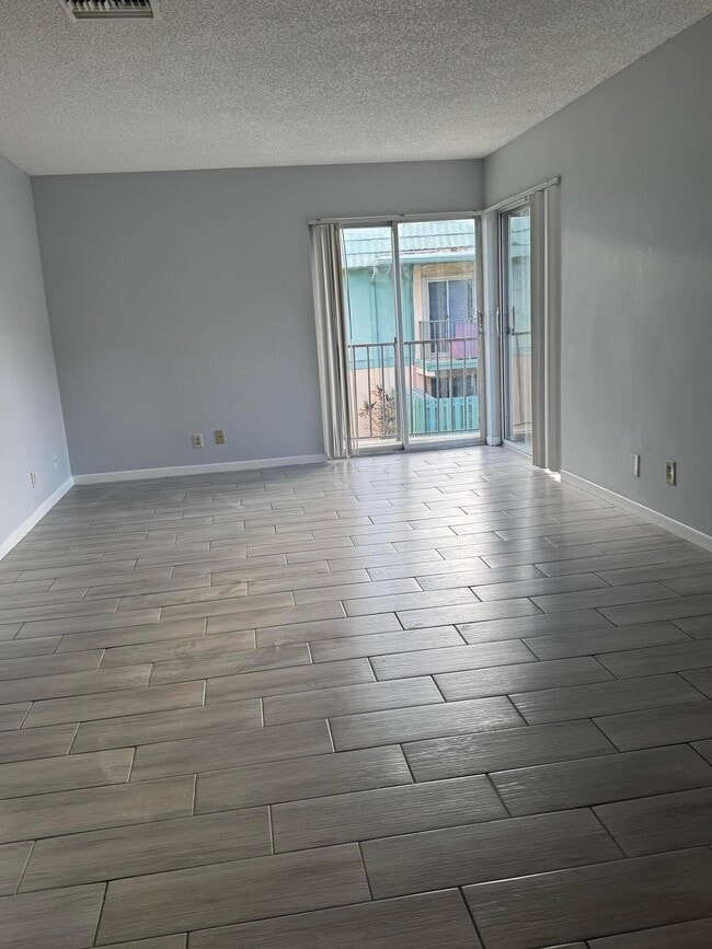 Building Photo - 1850 Fairview Villas Dr