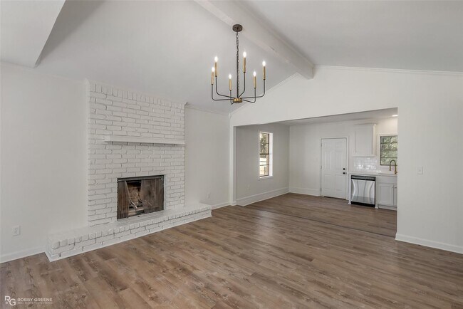 Foto del edificio - Updated and ready for tenant...