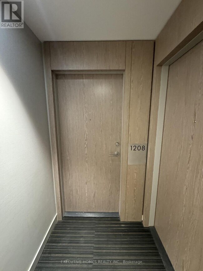 Photo du bâtiment - 215 Queen St W