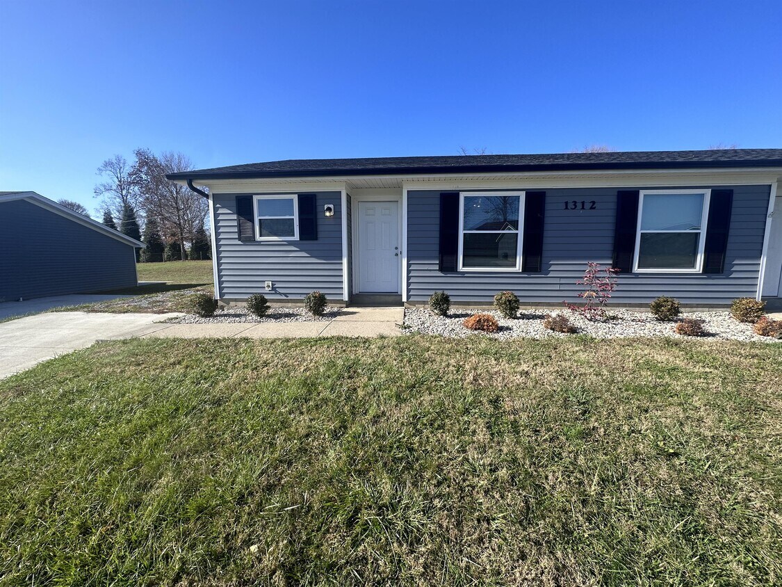 Foto principal - 1309B Farmingdale Dr