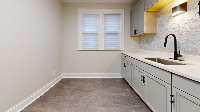 Foto del edificio - 12061 Cloverlawn Ave