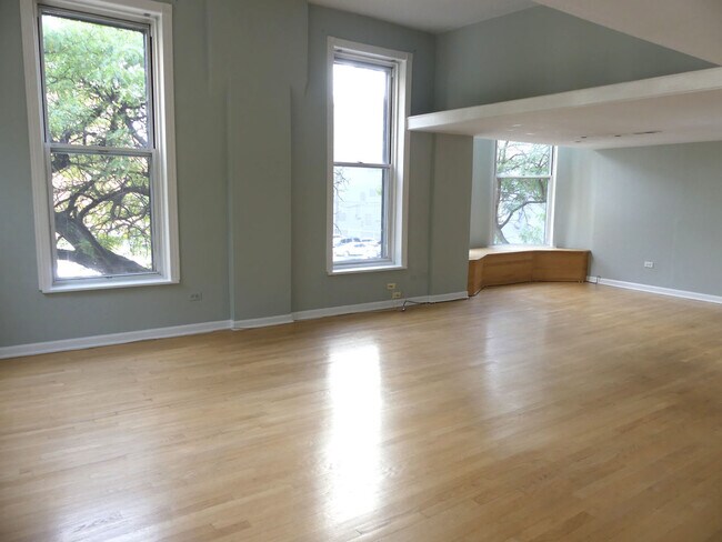 Foto del edificio - 1039 N LaSalle Dr