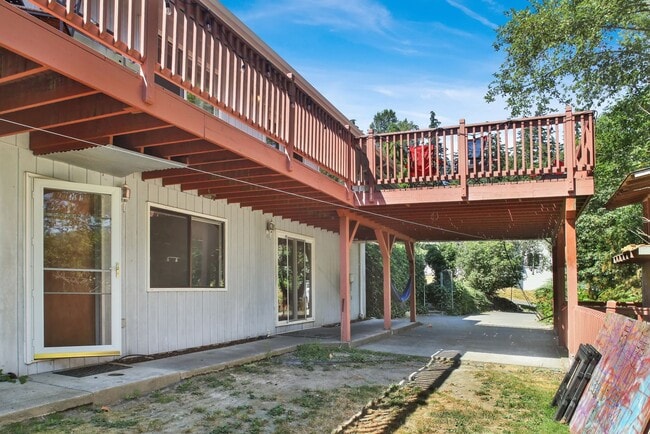 Building Photo - Preleasing Now! Available early August! 7 Bed, 2.5 Bath House!