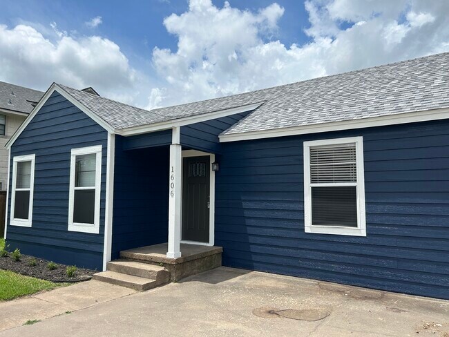 Building Photo - 1606 N Travis St