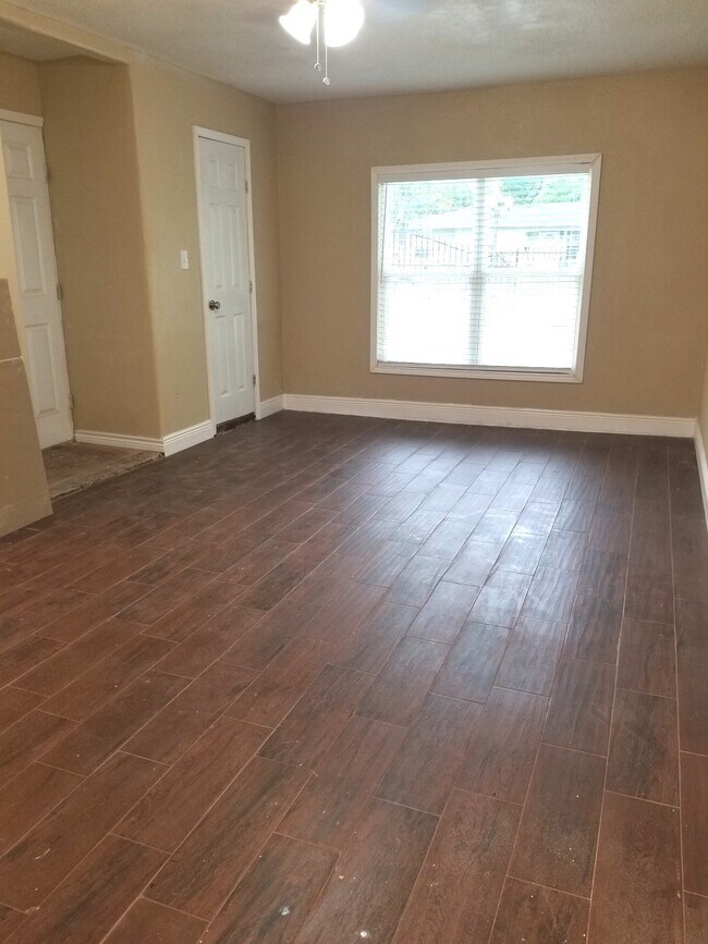 Foto del edificio - 5631 Belarbor St