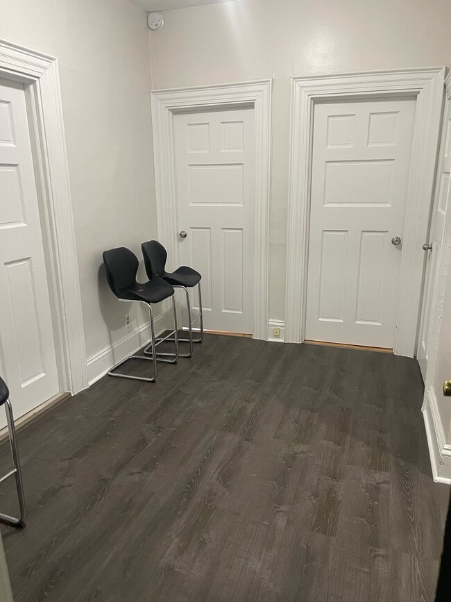 Building Photo - 464 Park Dr