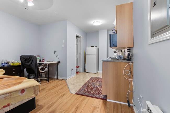 Building Photo - Bachelor Apartment in Hull - Prime location