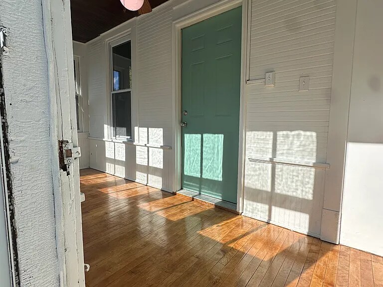 Primary Photo - 253 Curtice St E