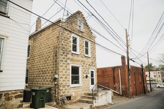 Building Photo - 521 Hess St