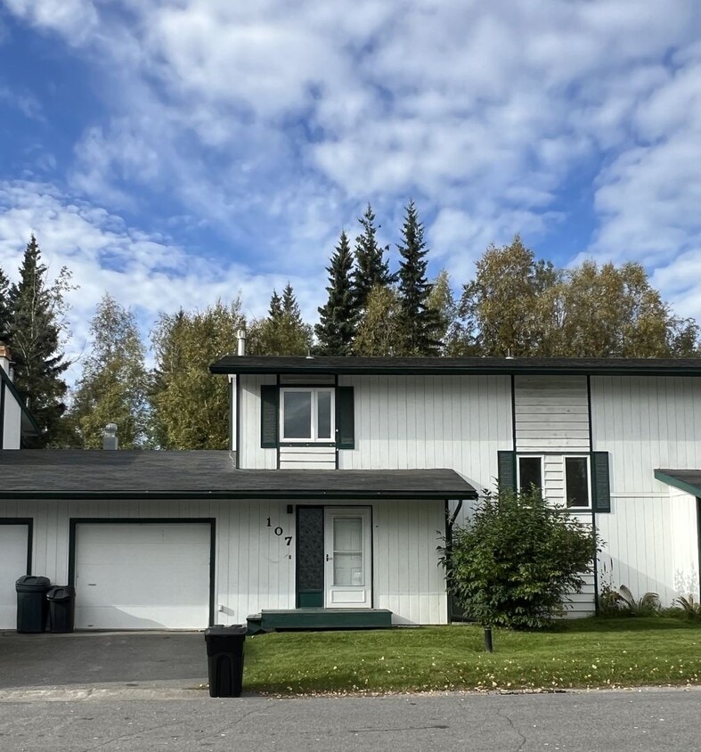 Primary Photo - 3 Bed 2 Bath Fully Furnished Unit in Fairb...