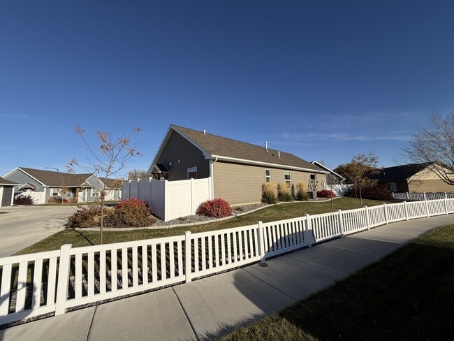 Building Photo - 1405 Harmony Ct