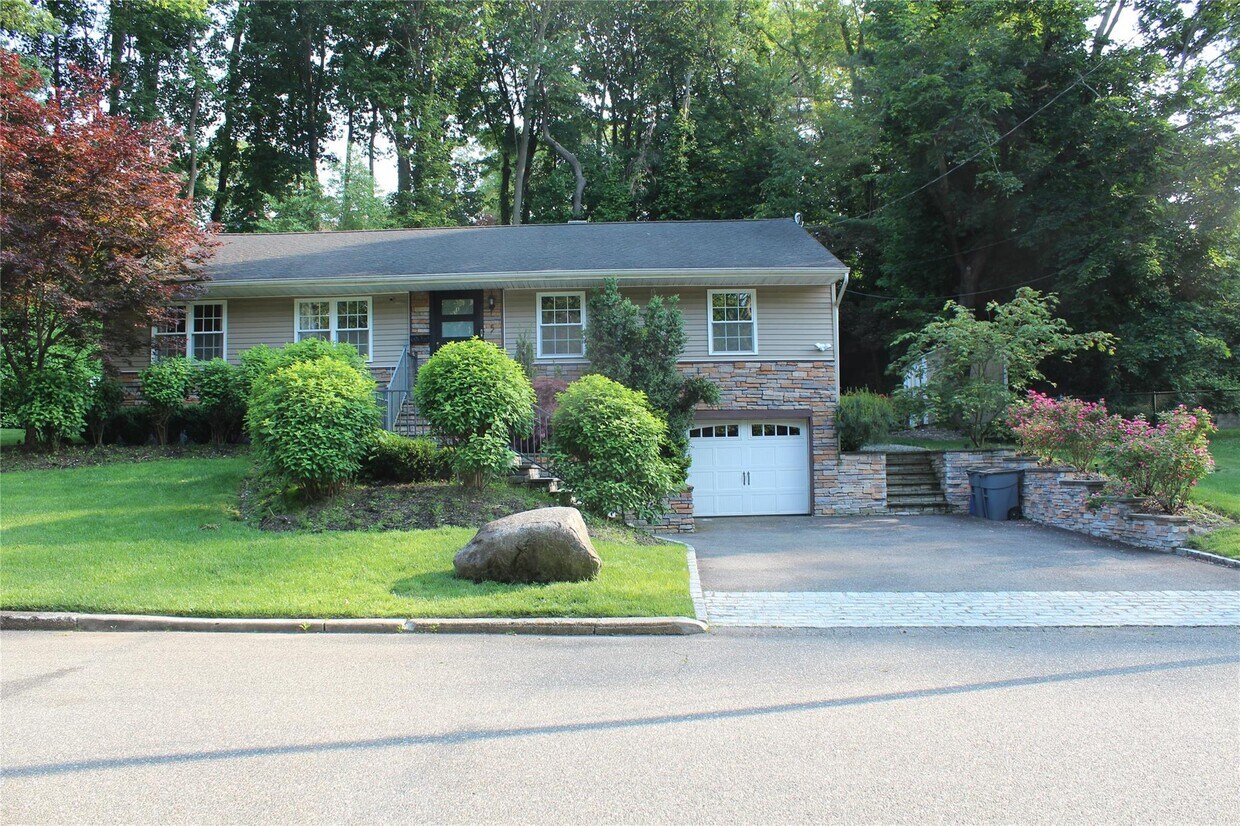 Primary Photo - 5 Meadowfield Ln
