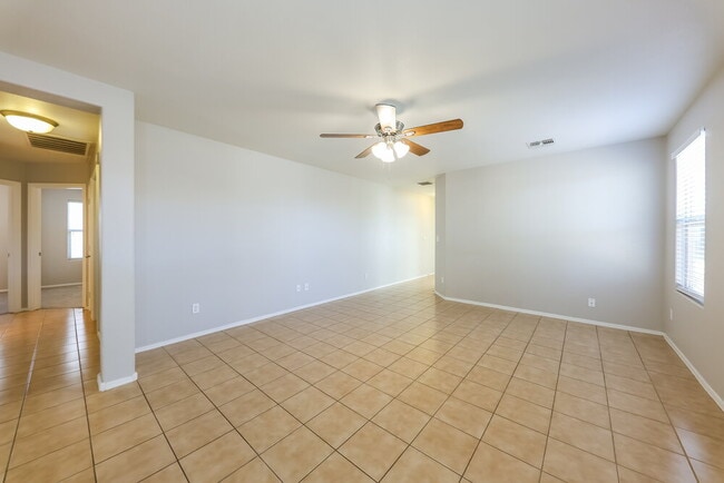 Foto del edificio - 17746 W Red Bird Rd