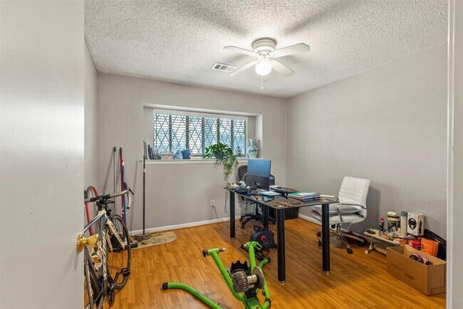 Foto del edificio - 1016 E Tri Oaks Ln