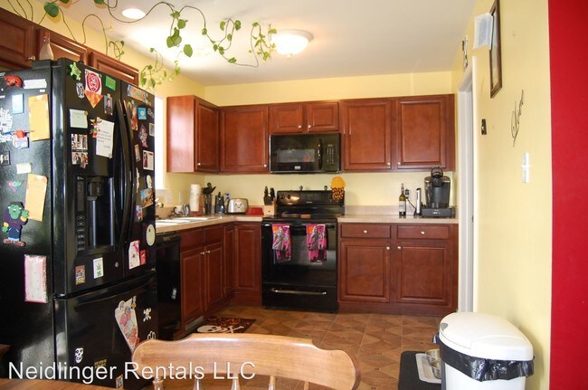 Building Photo - 427 Eisenhower Dr