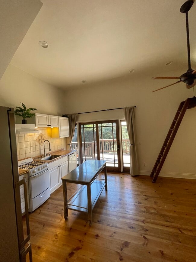 Foto del edificio - 754 Old Topanga Canyon Rd