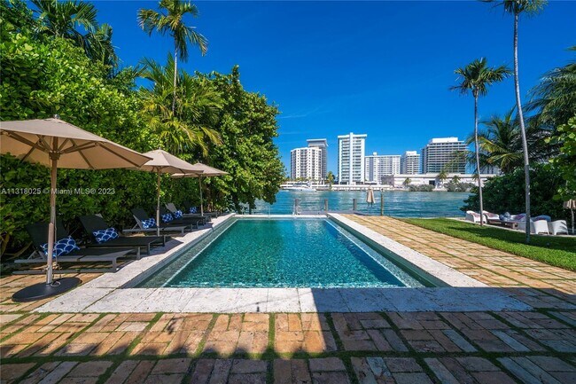 Foto del edificio - 5955 Pine Tree Dr