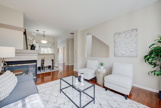 Foto del edificio - 439 Cary Woods Cir