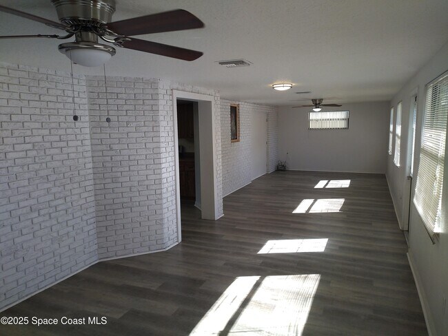 Foto del edificio - 765 John Carroll Ln