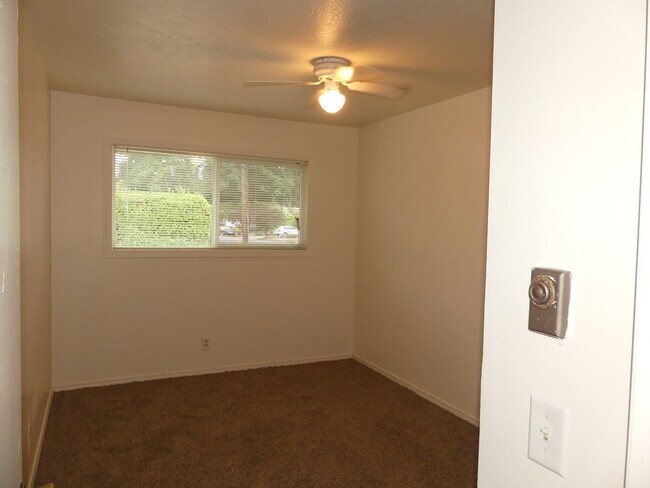Building Photo - RENT JUST LOWERED!! Great Portland 3bd Ran...