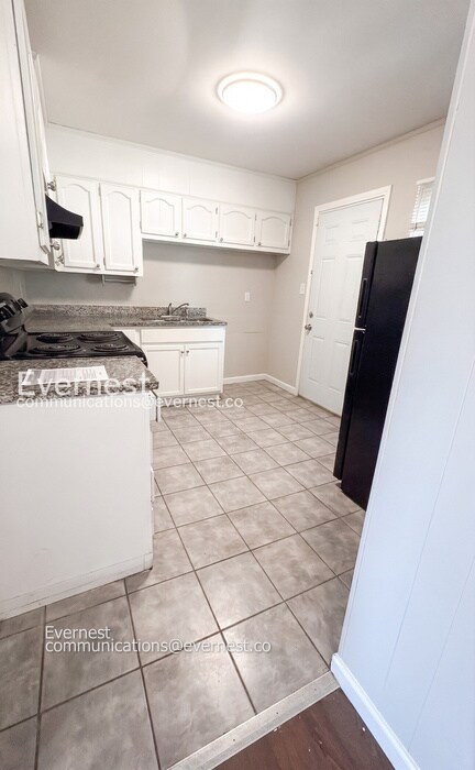 Foto del edificio - 200 Woodward Dr