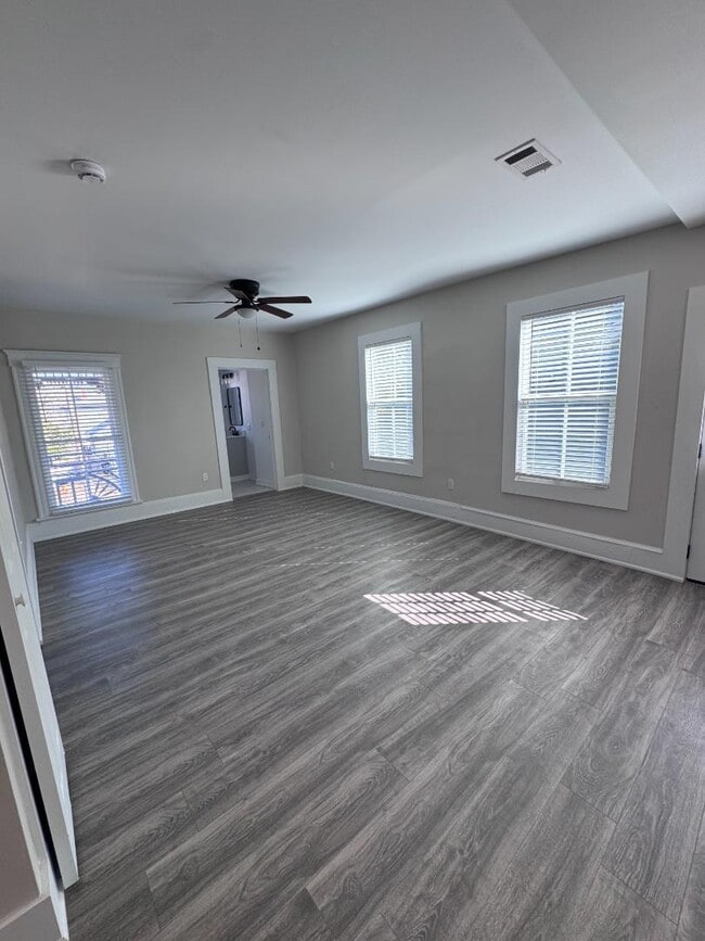 Foto del edificio - 300 E 3rd St