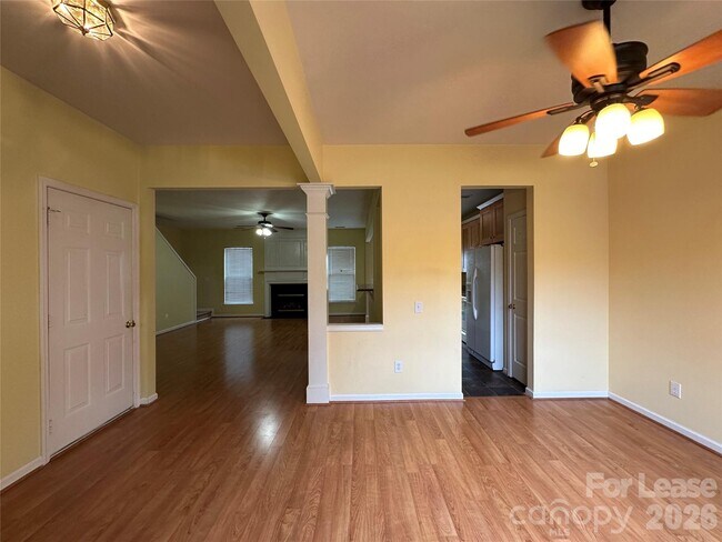 Foto del edificio - 6954 Beverly Springs Dr