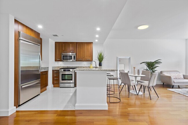 Foto del edificio - 8100 River Rd