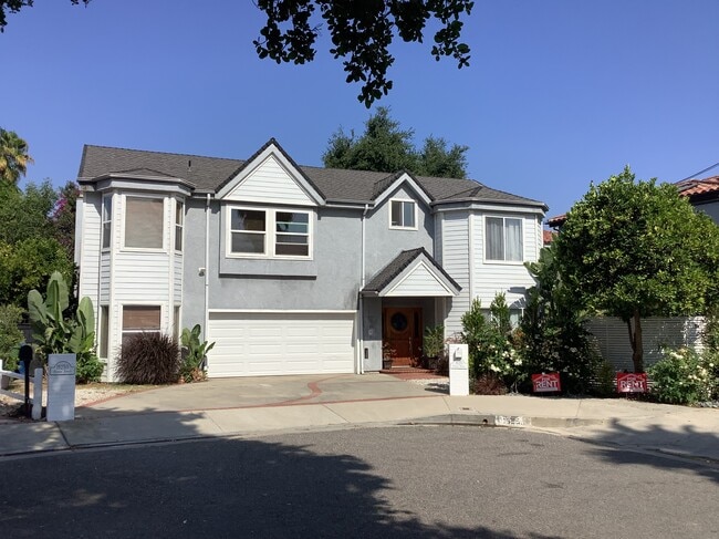 Building Photo - 19251 Oxnard St