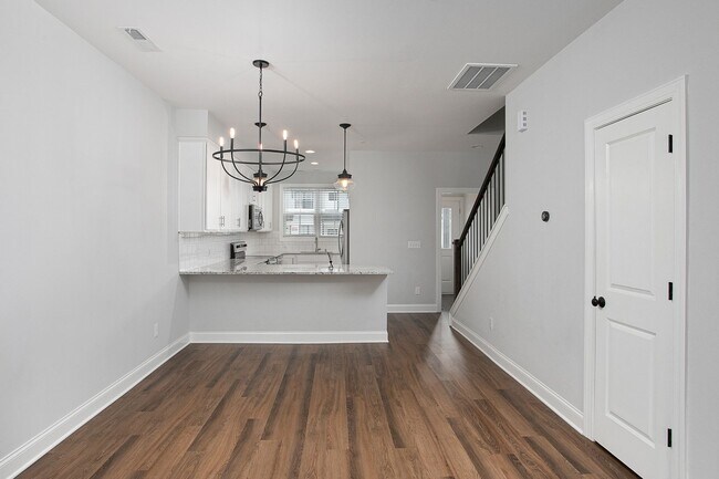 Foto del edificio - Available 7/10/25 - Lovely 3-Story Townhom...