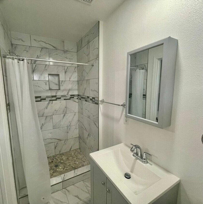 Foto del edificio - Gorgeous Studio 240 sq feet; ALL utilities...