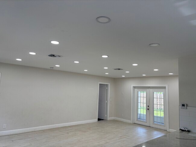 Foto del edificio - 240 NE 57th St