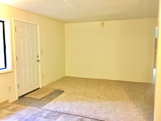 Building Photo - Cozy 3BD Ranch-Style Home on Large Propert...