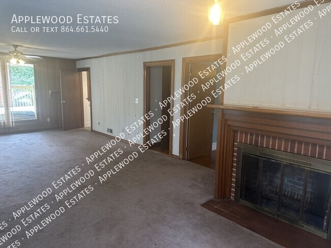 Foto del edificio - 114 Brookside Rd