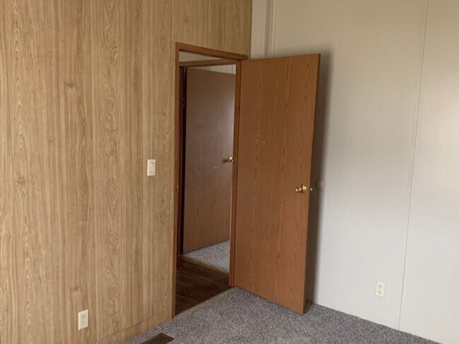 Building Photo - Available Now! 3 bed 2 bathroom