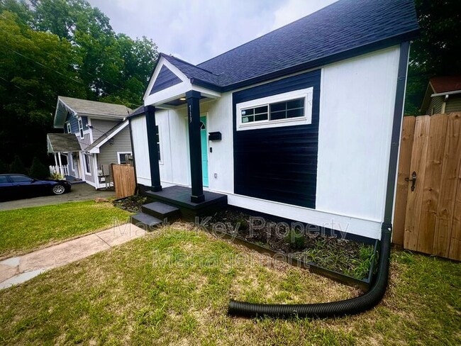 Foto del edificio - 713 Massey Ave