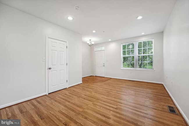 Building Photo - 1827 Tobias Dr SE