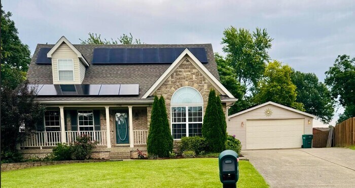 Foto principal - Eco-Friendly 4BR/3.5BA Home with Solar Pan...