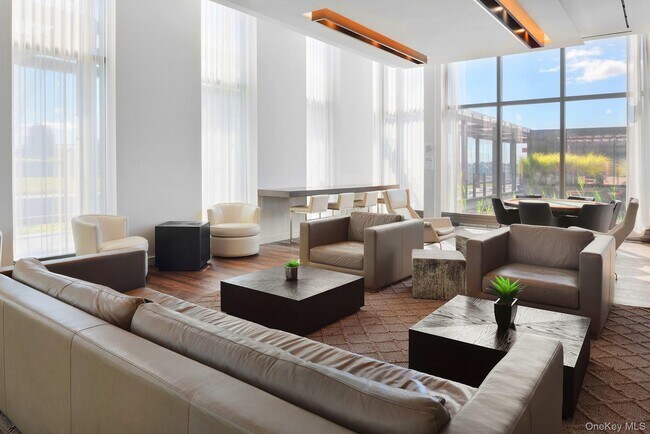 Foto del edificio - 40-28 College Point Blvd