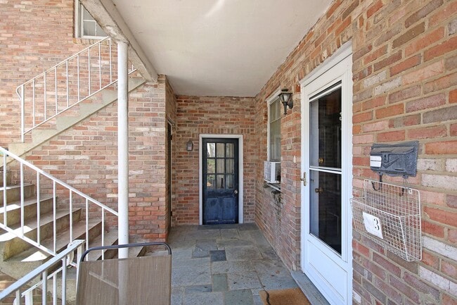 Building Photo - Walkable 1BR Off-Grounds UVA Apartment For 2026–2027 Academic year