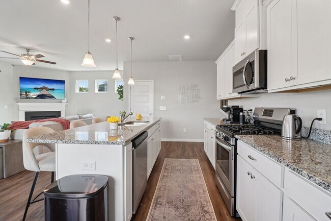 Foto del edificio - 3890 Clarington Dr