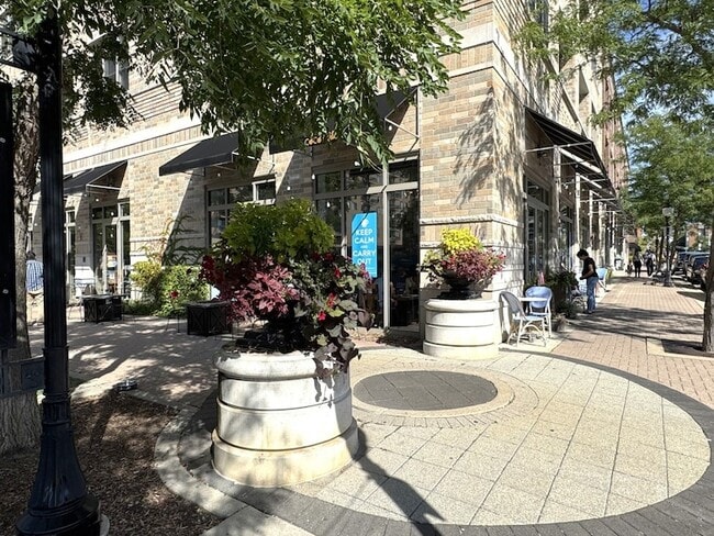 Building Photo - 10 S Dunton Ave