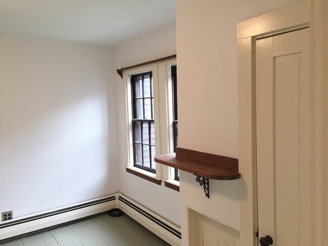 Building Photo - 22 Putnam St